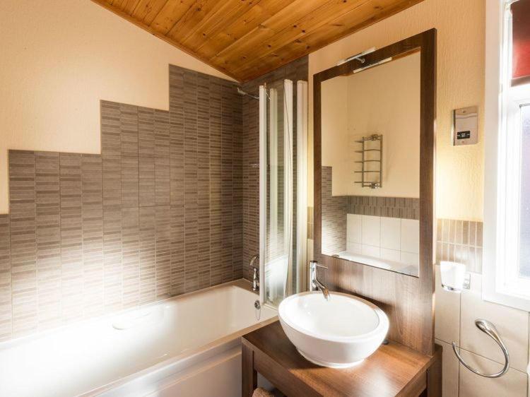 Windermere Retreat - White Cross Bay Holiday Park Ngoại thất bức ảnh
